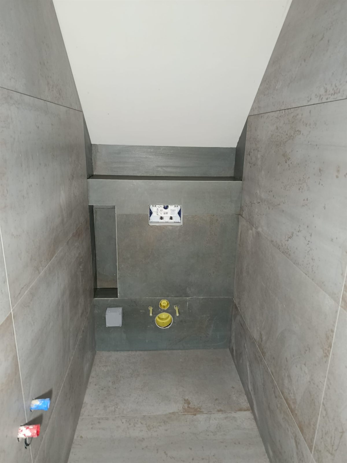 Obložené WC pod šikminou s připravenými přípojkami