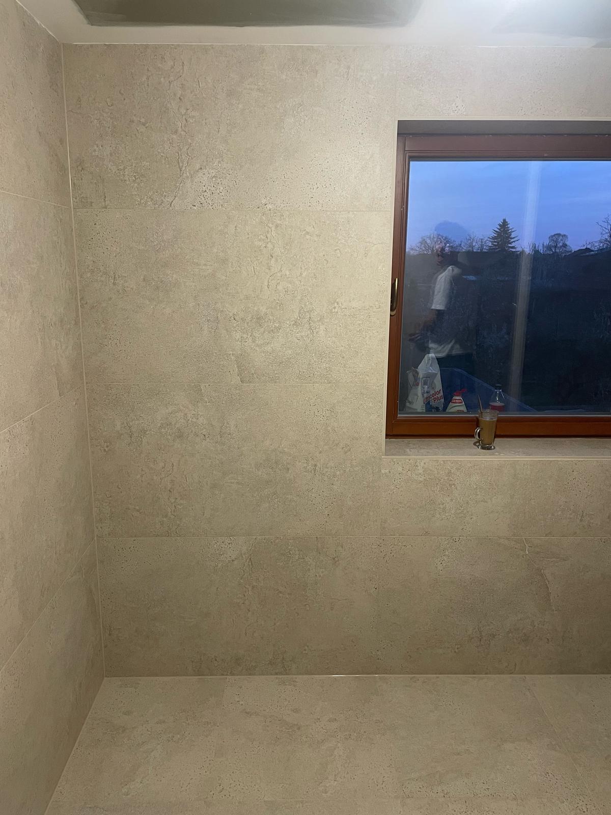 Obložená stěna koupelny s oknem