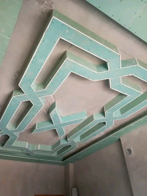 Ozdobný sádrokartonový podhled se složitým geometrickým vzorem